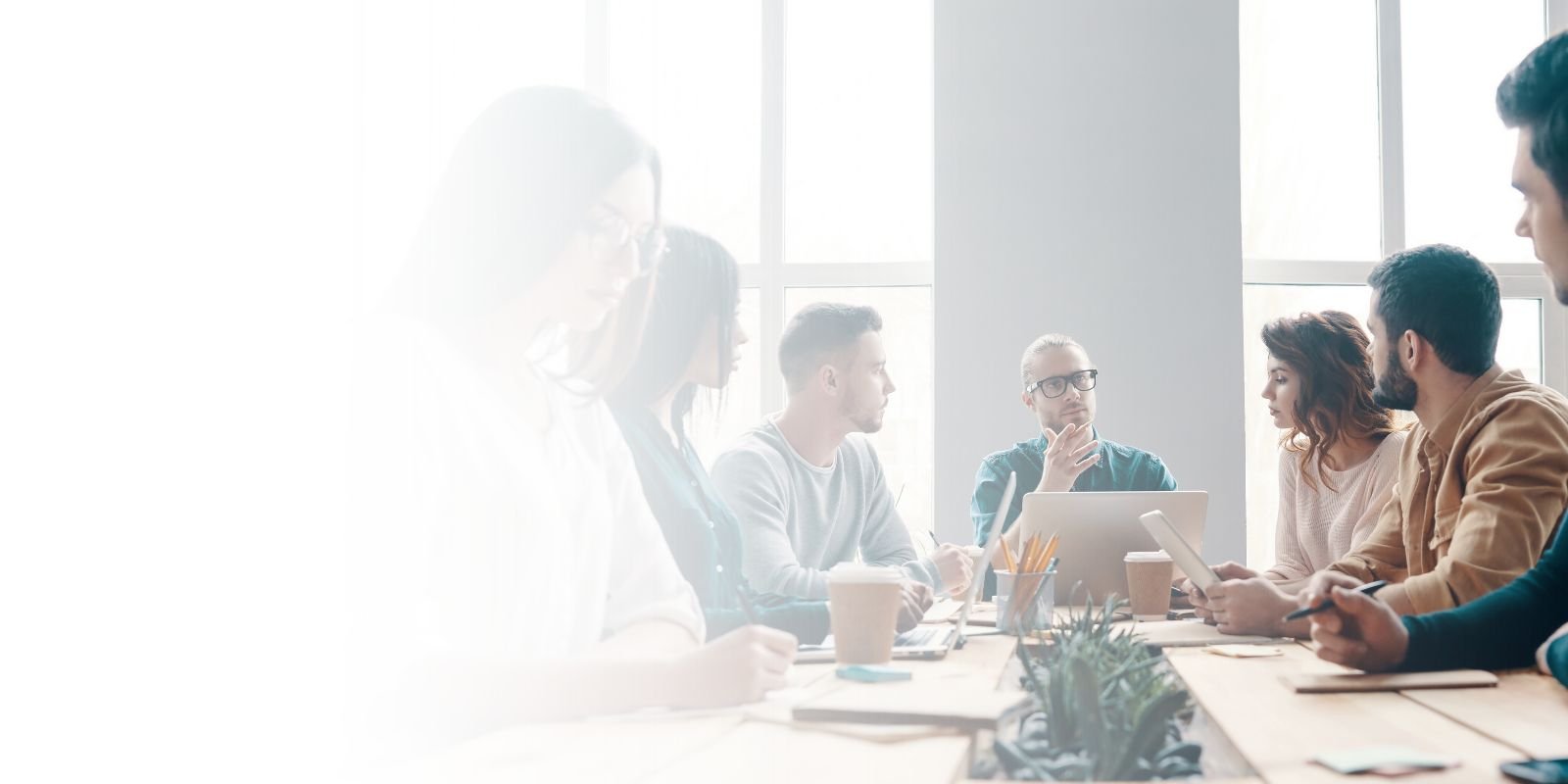 Reunión de consultores de Talentium con clientes para discutir perfiles de headhunting y la garantía de reemplazo.