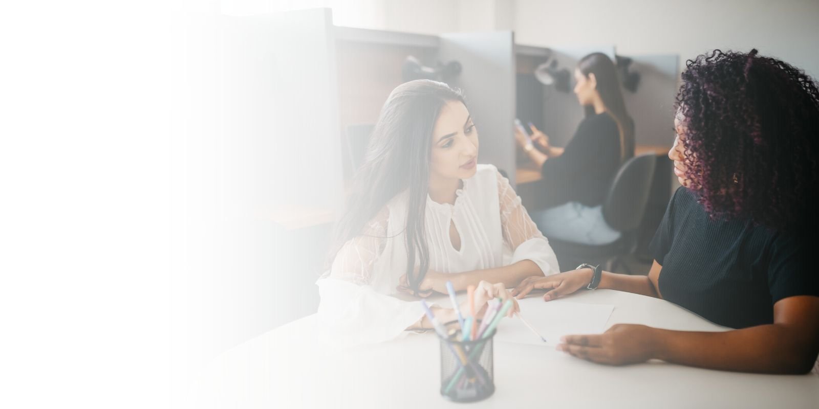 Consultora de Talentium asesorando a un cliente sobre los costos de agencia de reclutamiento y la estructura de tarifas por porcentaje de sueldo.