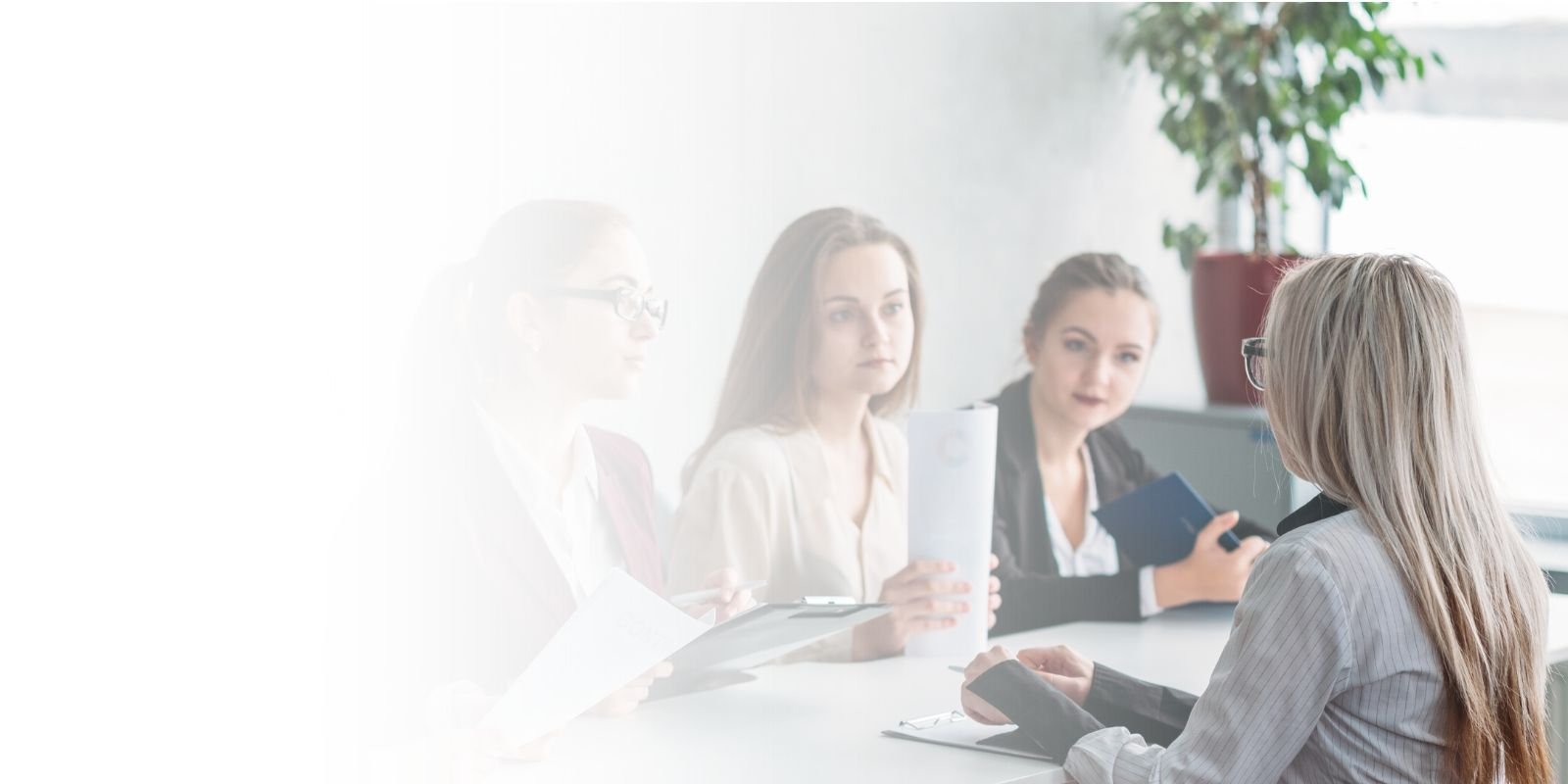 Reunión de consultores de RPO de Talentium con clientes, diseñando la estrategia de Outsourcing de Reclutamiento.