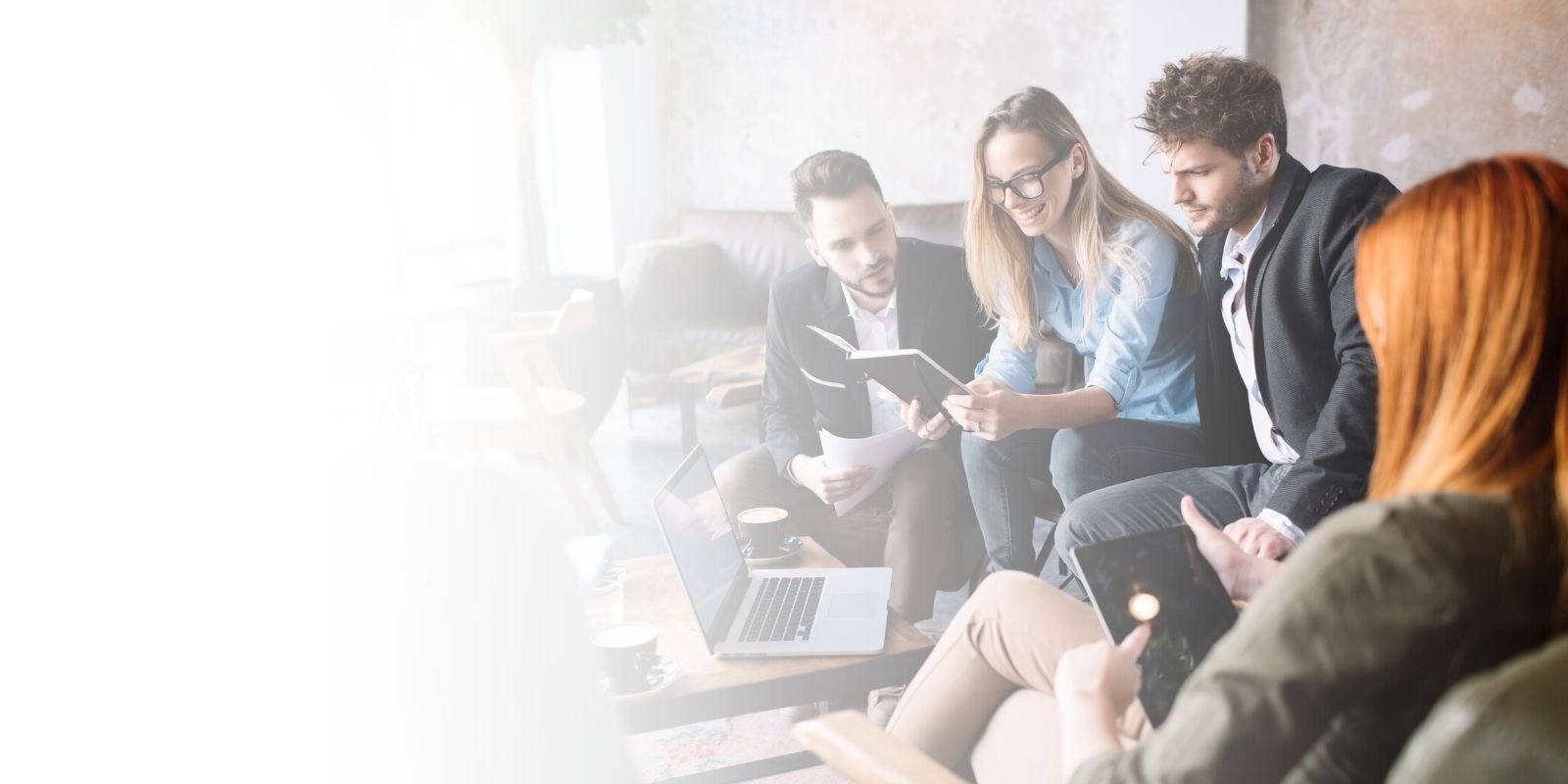 Ilustración de un profesional de ventas usando un megáfono en un live video de red social, con métricas de 3K likes, simbolizando la visibilidad y el social selling B2B.