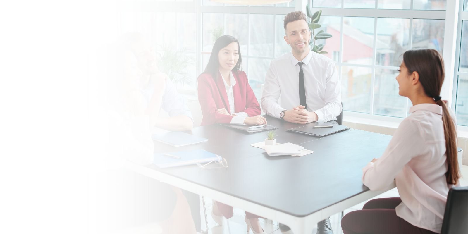 Ejecutivo gesticulando y explicando un punto en una reunión de negocios, representando el proceso de executive search para posiciones de alto nivel.