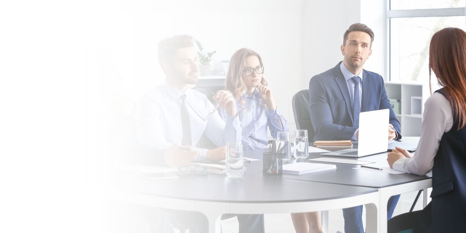 Ejecutivo gesticulando y explicando un punto en una reunión de negocios, representando la búsqueda de un gerente de recursos humanos con liderazgo transformacional.