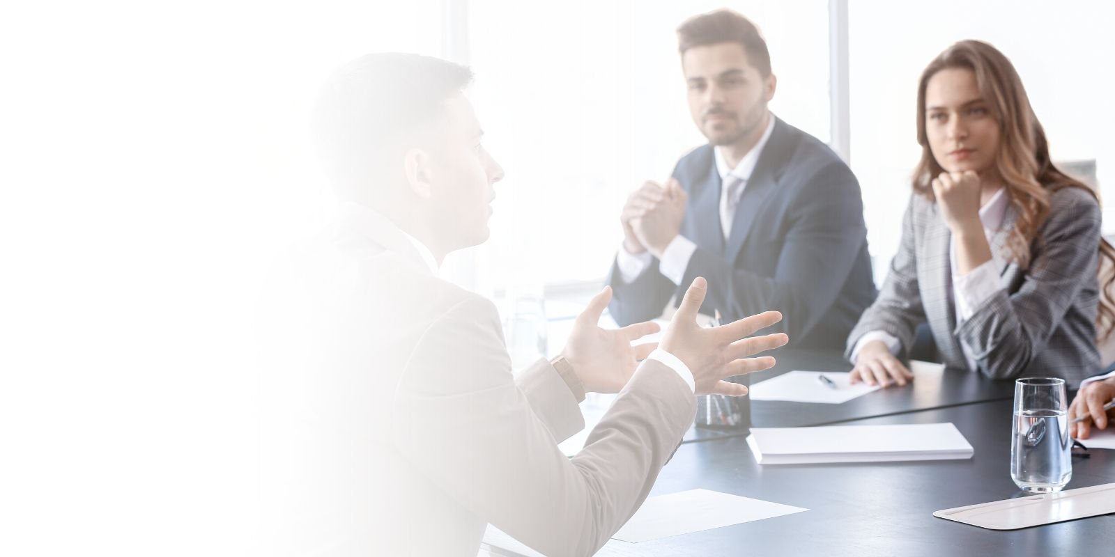 Técnico electricista o ingeniero con multímetro, revisando un panel de control eléctrico, simbolizando la evaluación técnica rigurosa de los candidatos.