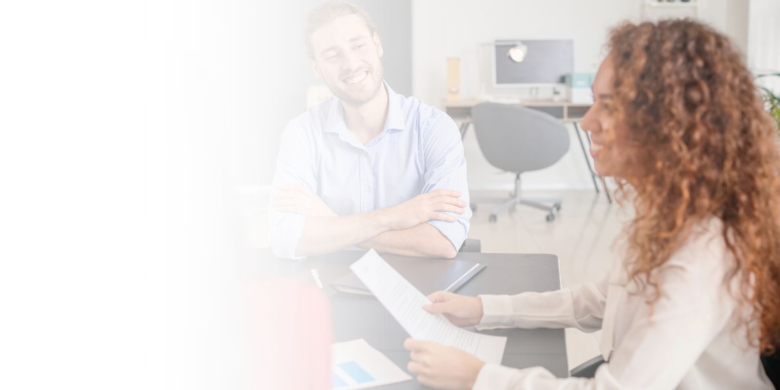 Ejecutivo en reunión de negocios, gesticulando enérgicamente, representando la urgencia y la toma de decisiones en el reclutamiento de un Gerente de Recursos Humanos estratégico.