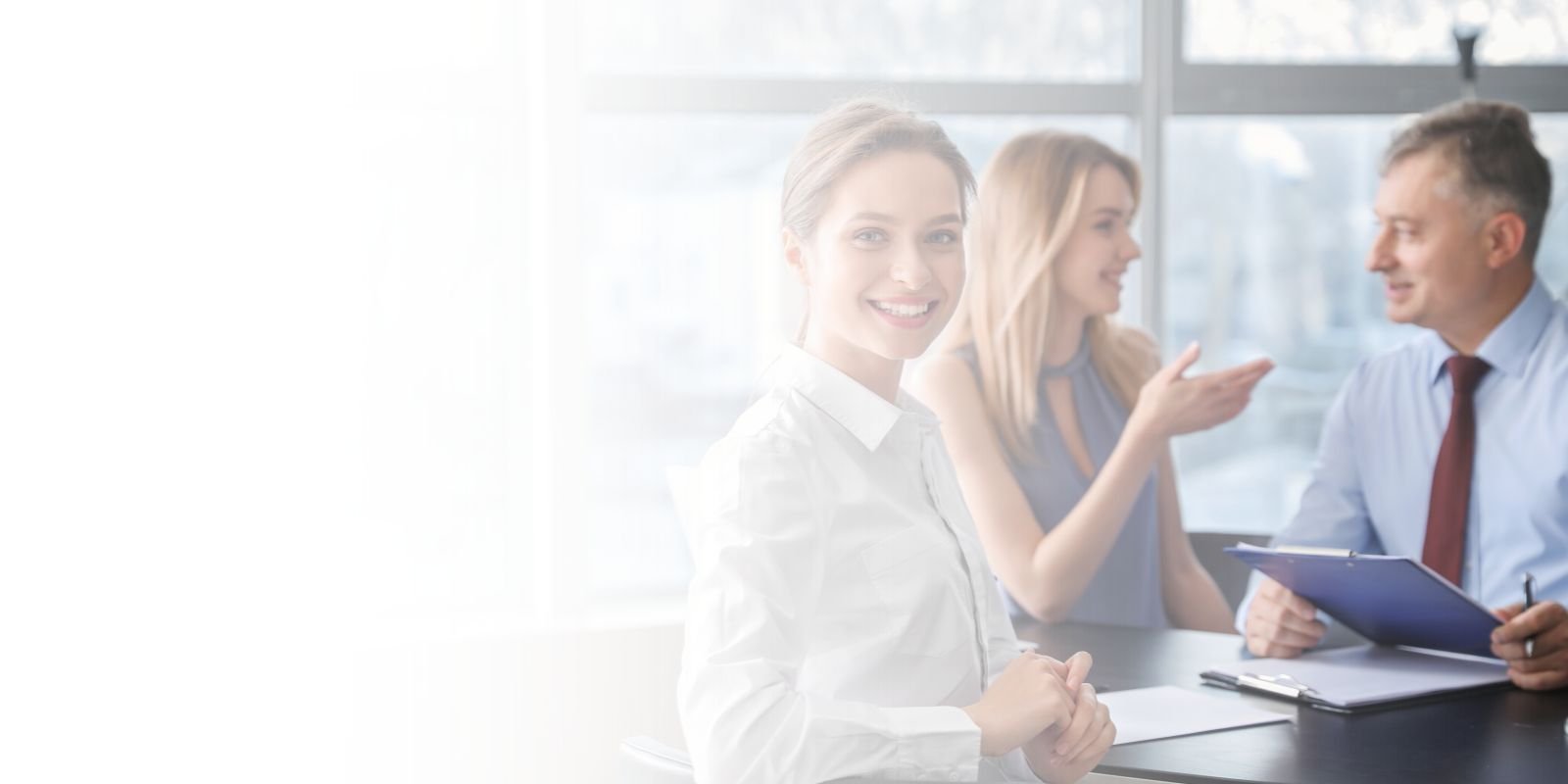 Ejecutivo gesticulando y explicando un punto en una reunión de negocios, representando la búsqueda y evaluación de un gerente de RH con visión estratégica.