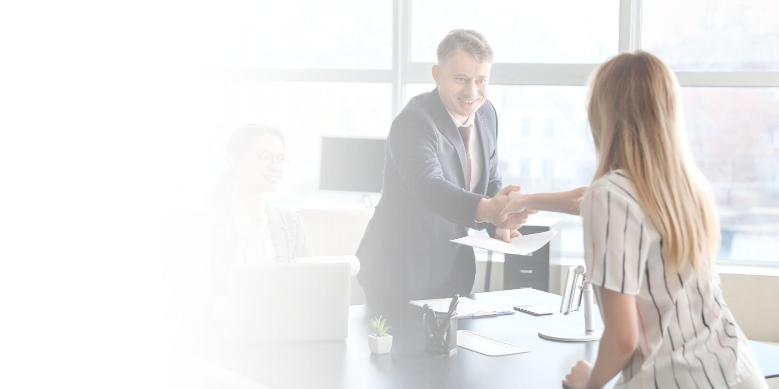 Reclutadora profesional de Talentium analizando el perfil de un candidato gerencial en una tablet, en un entorno de oficina moderno.