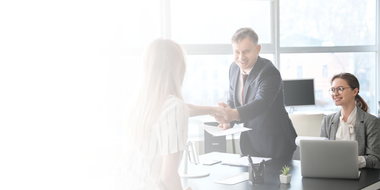 Un consultor de Talentium, agencia de reclutamiento en la Ciudad de México, cerrando una contratación exitosa con un apretón de manos.