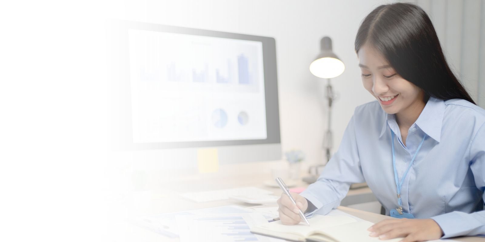 Especialista en reclutamiento bilingüe de Talentium realizando la evaluación de un candidato para gerencia de recursos humanos en Ciudad de México.