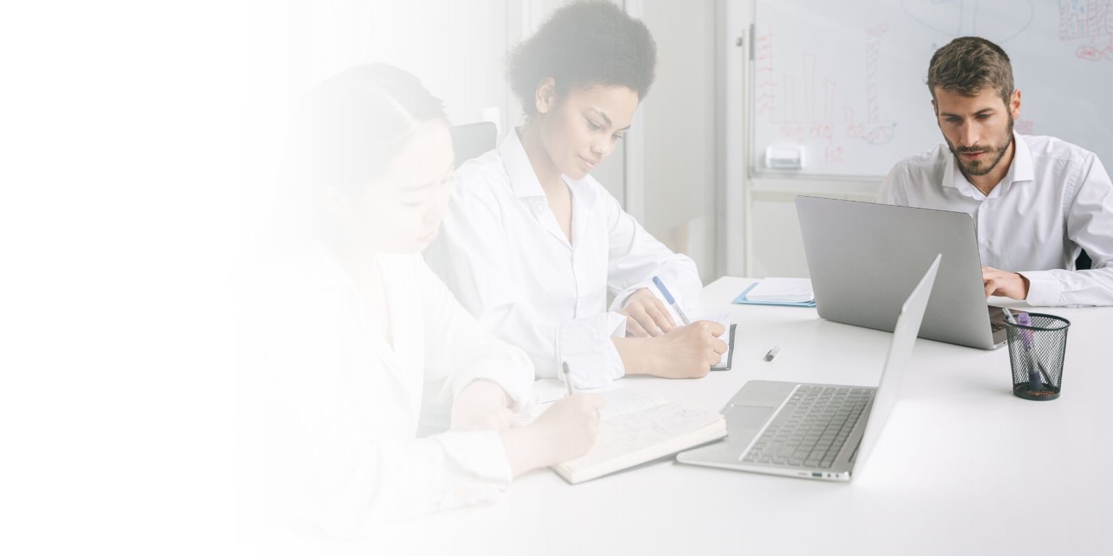 Un equipo de especialistas en una agencia de reclutamiento cerrando la contratación exitosa de un gerente de recursos humanos.