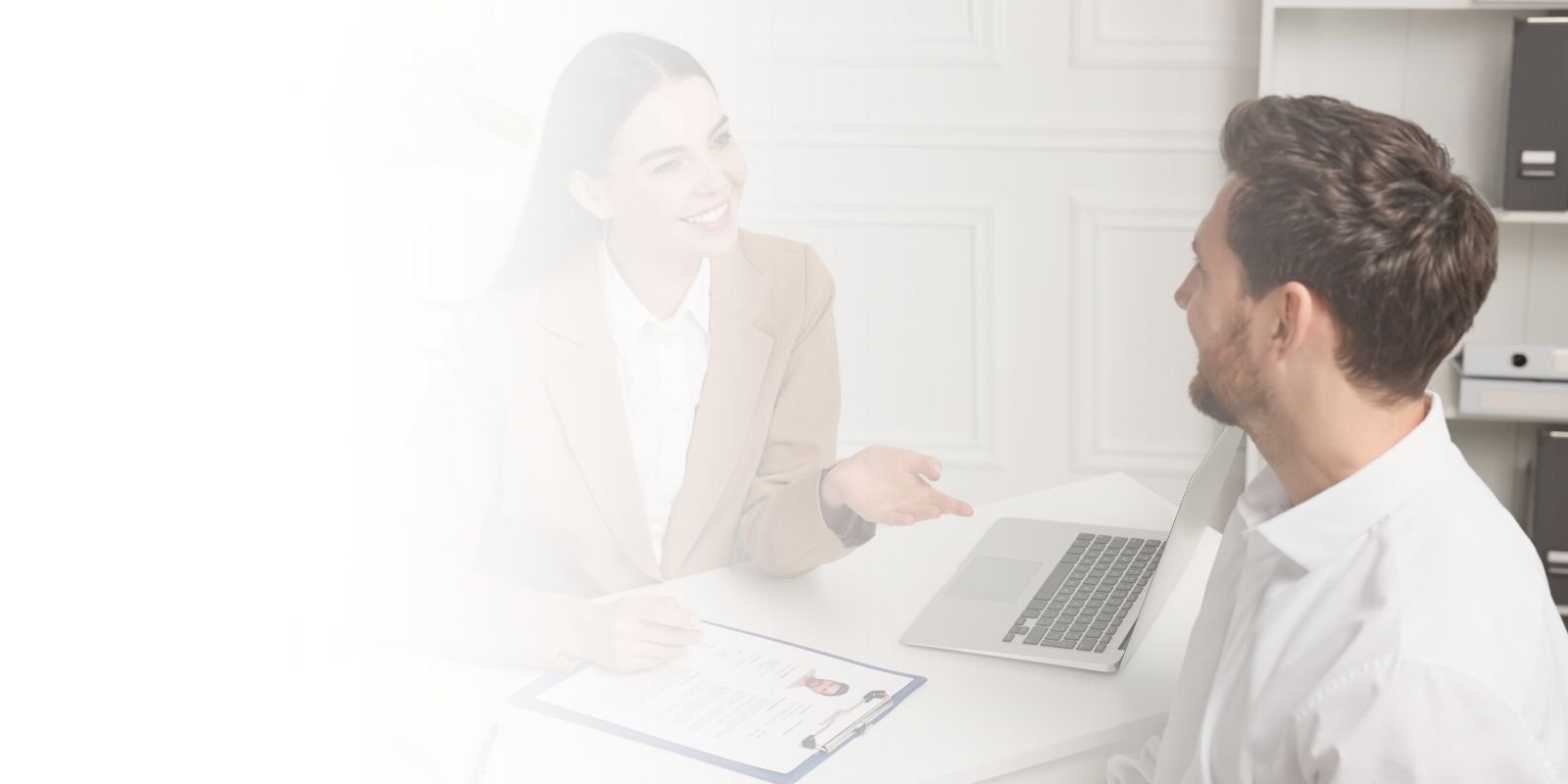 Consultora de Talentium, agencia de reclutamiento ejecutivo de RRHH en Ciudad de México, realizando una entrevista personalizada a un candidato de alto nivel.