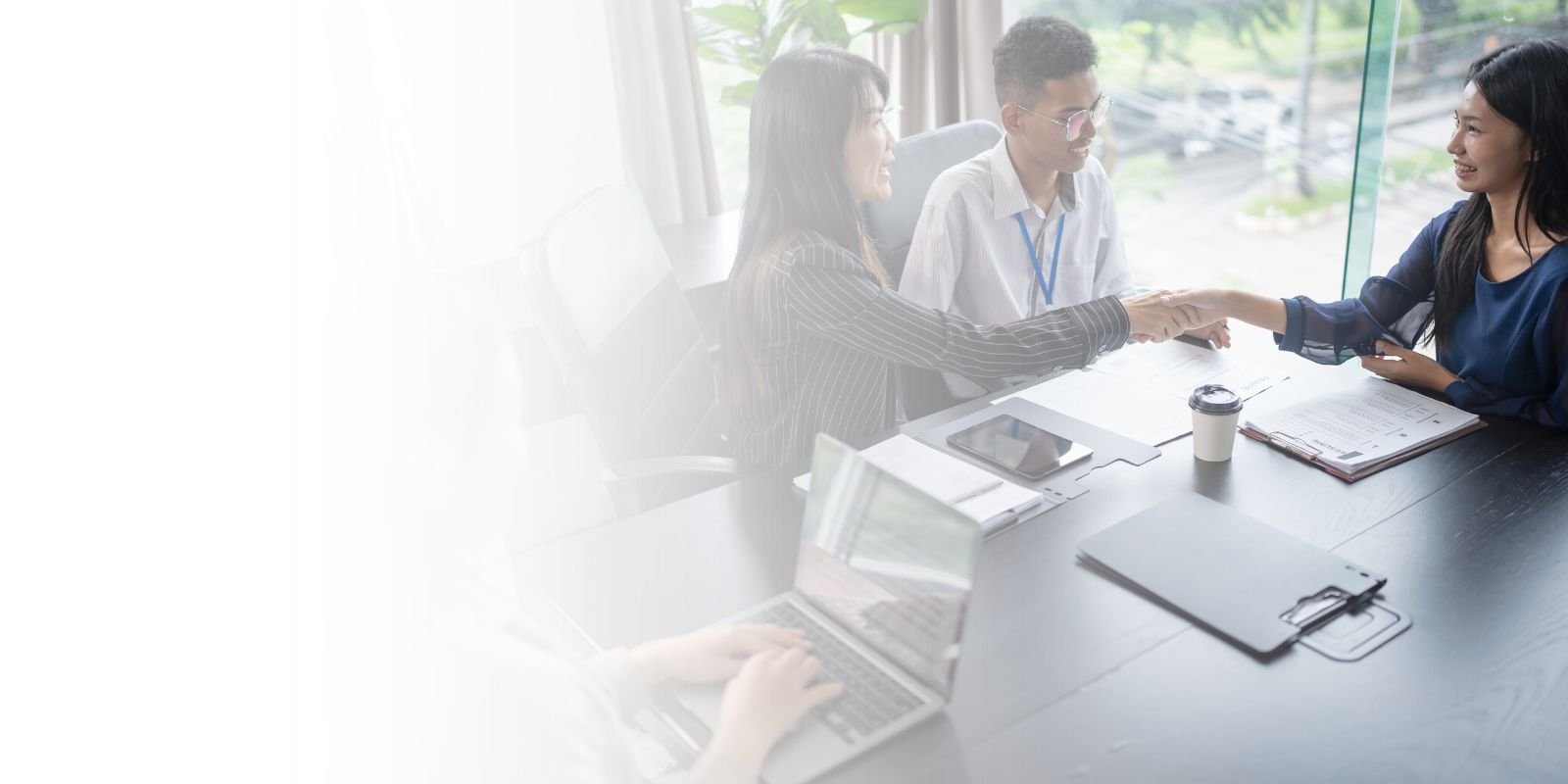 Un candidato sonriente en una entrevista de trabajo exitosa coordinada por Talentium, agencia de reclutamiento en Ciudad de México.
