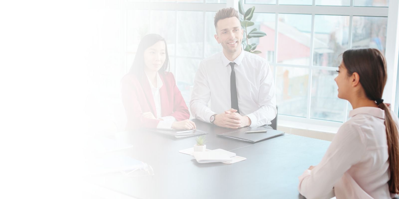 Consultor de Talentium entrevistando a un candidato para la posición de Gerente de Recursos Humanos en una oficina moderna.