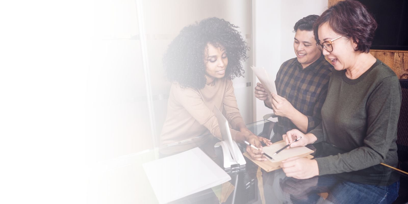 Consultores de la agencia de reclutamiento Talentium evaluando perfiles de liderazgo para un centro de contacto bilingüe en México.