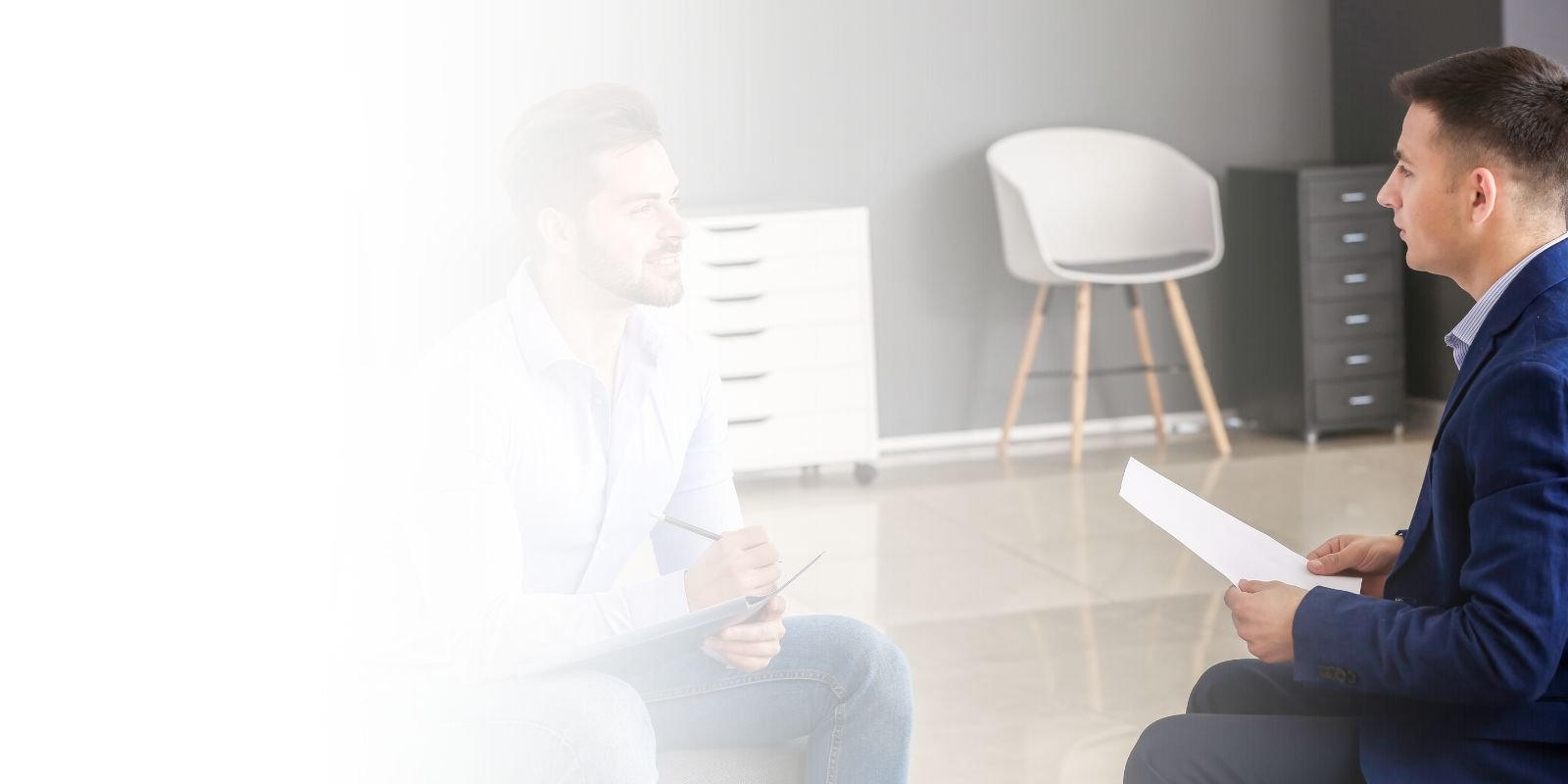 Un consultor de la agencia de reclutamiento Talentium realizando una entrevista estructurada para evaluar a un candidato a Gerente de Recursos Humanos.